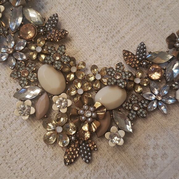 Gorgeous Vintage Floral Statement Necklace - Unsigned - Picture 4 of 7